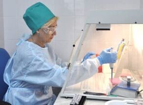 Durchführung eines Stuhltests zum Nachweis von Wurmeiern.