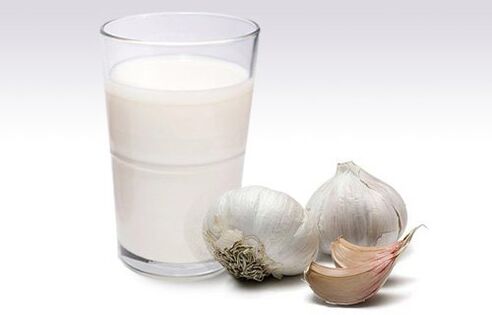 Milch und Knoblauch zur Beseitigung von Parasiten.